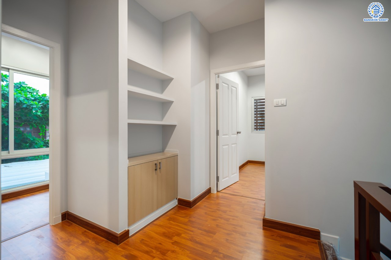 บ้านมือสองตกแต่งใหม่ ม.วิลล่าการ์เด้น1 รัตนาธิเบศร์ หลังมุม เนื้อที่ 64.1 ตร.ว. ฟังก์ชัน 4 ห้องนอน 3 ห้องน้ำ 2 ที่จอดรถ บนทำเลเดินทางสะดวก เชื่อมต่อถนนรัตนาธิเบศร์, ถนนราชพฤกษ์, ถนนกาญจนาภิษก ใกล้เซ็นทรัลเวสต์เกต รถไฟฟ้าสายสีม่วง "สถานีบางพลู" และ ทางด่วน "กาญจนาภิเษก"